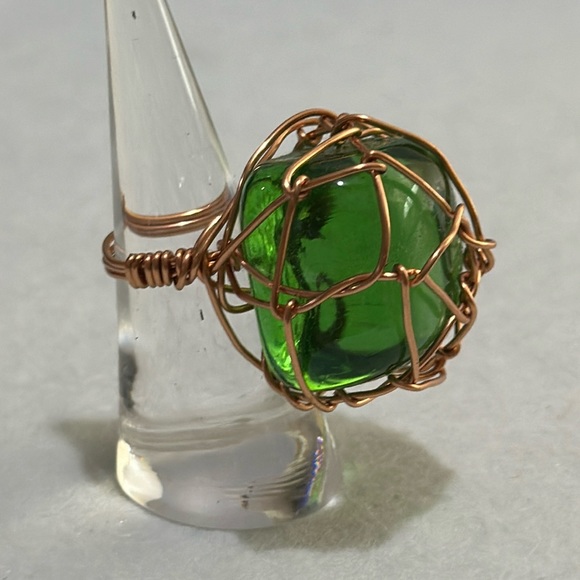 Handmade chunky green glass wire wrap copper colored ring size 7 - Picture 1 of 3